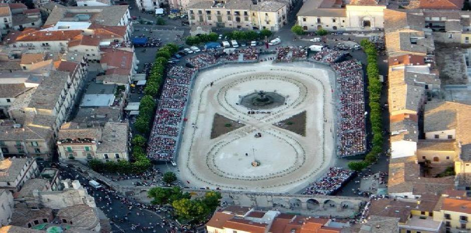 Dietro Piazza Maggiore ซุลโมนา ภายนอก รูปภาพ