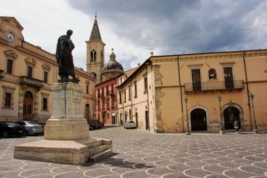 Dietro Piazza Maggiore ซุลโมนา ภายนอก รูปภาพ