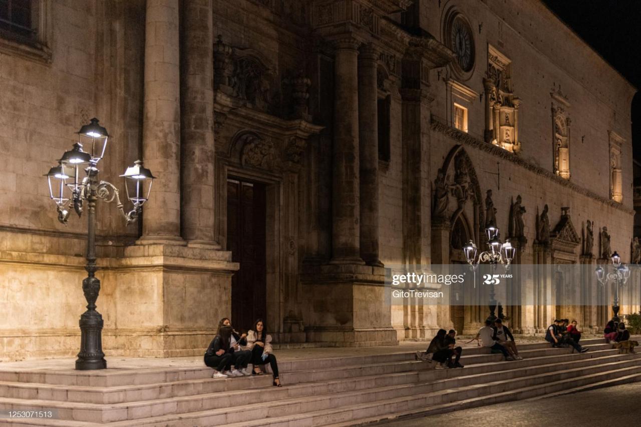 Dietro Piazza Maggiore ซุลโมนา ภายนอก รูปภาพ