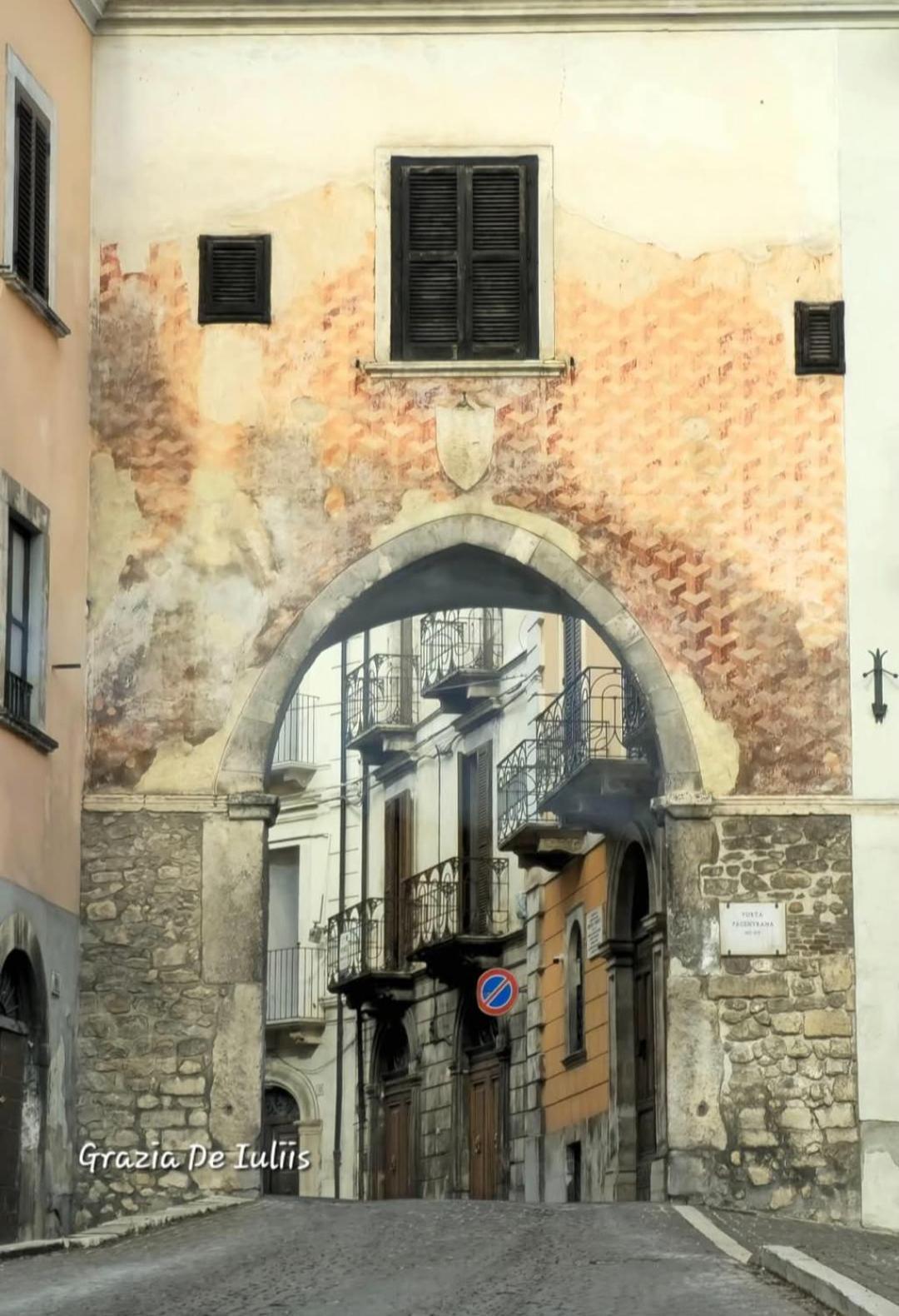 Dietro Piazza Maggiore ซุลโมนา ภายนอก รูปภาพ